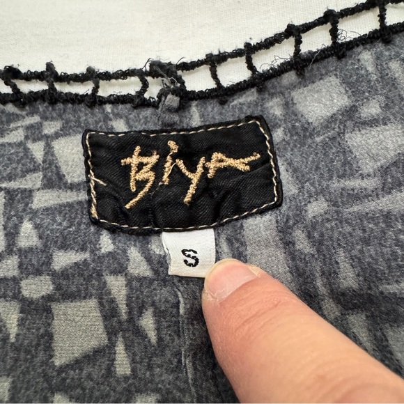 Johnny Was Biya Small 100% Silk Blouse Tunic Top ~ Relaxed Fit Gray Boho Modern - Picture 9 of 10